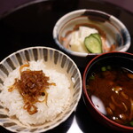 遊季の里 - ちりめん山椒脚飯、なめこと葱の赤出汁、白菜漬け、胡瓜、しぼり大根