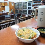 福井食堂 - 2019年6月　奥に見えるのがおかずの棚とレンジ