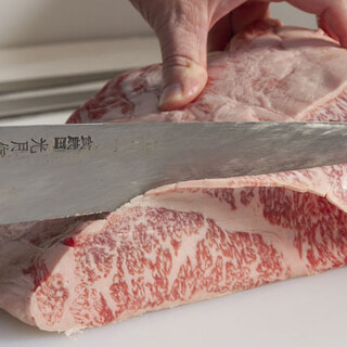 細かなサシが入った九州産“和王”のサーロインを手切りでご提供