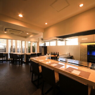 シェフの手捌きが見れる鉄板カウンター