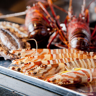 Enjoy the freshness of the seafood as it dances on the iron plate.