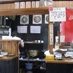 とらや - 店内、厨房の様子