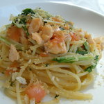 ルクソール - フェデリーニ　サーモン、水菜、フレッシュトマトを和えたアーリオ・オーリオペペロンチーニ