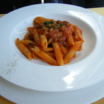 ルクソール - ペンネ　タマネギとベーコンのアマトリチャーナ