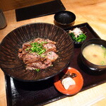 や満登 - 飛騨牛焦がし醤油ステーキ丼