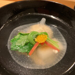 割烹 一楓 - お椀：鶏のつくね、のどくろの雑煮　三つ葉　大根 上品な出汁が好み。鶏のつくねがホワッと美味しい。