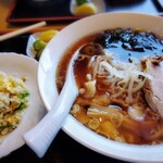 車屋 - 料理写真:ランチセットＡ ７５０円(醤油ラーメン＋半チャーハン)