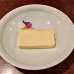セルサルサーレ - ほぼカマンベールのチーズケーキ　レモンのクリーム