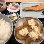 h Sanhore - 日替わりランチご飯大盛
      塩鮭ととり天自家製タルタルソース