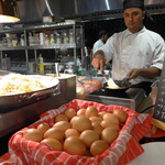 HOTEL STRIPES KUALA LUMPUR - オムレツづくり