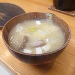 Kutsurogi No Shokutaku Amami - 熱々で美味しい味噌汁
