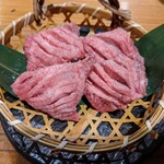 熟成ホルモン・山形牛 炭火焼肉 牛語 - 厚切り塩タン