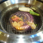 Yakiniku Hana - 焼いてるところ