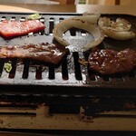 焼肉バンバン - 焼いてるところ、煙は写らないわ