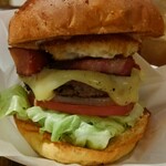 THE BURGER STAND FELLOWS - ベーコンとフライドエッグがたまらない。