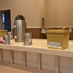 そばの神田 東一屋 - コンディメンツ。　
      明るくなった店内。