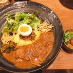 SPICY CURRY 魯珈 - パキスタン風骨付きビーフカレーのろかプレートに梅ひじき鶏キーマのプチカレー