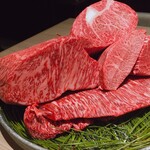 うし松 - 料理人から丁寧な説明を受ける