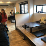 ダイニング ハウント - 店内はこんな感じ
平日の１１時５０分