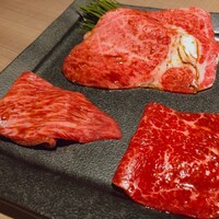 うし松 - 三皿目：リブロース・ウチモモ・イチボ