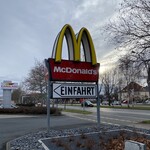 McDonald's - 駐車場の入口♪