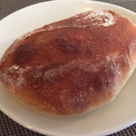 Abats. - 自家製のパン　このパンでポタージュを残さず掬っていただきます
