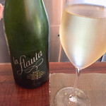 Abats. - マンガ肉いただくならワインがないとね（笑）　泡をグラスでもらいました