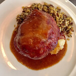 Abats. - マンガ肉の下にはワイルドライスとレンズ豆がたっぷり敷いてありますよ