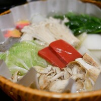 瓢嘻 新橋店 - 出汁しゃぶ  まずはたっぷりの野菜を投入の図