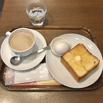 Ueshima Kohi Ten - ゆで卵＆厚切りバタートーストモーニング506円、無糖ミルクコーヒー