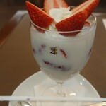 WEST BAY CAFE - イチゴミルク1320円税込。苺の季節。半分に切られた苺が隙間なくグラスにごろごろ入っていて、牛乳いれてあって、一番上には生クリームと飾りの苺。潰して、飲むのは難しかったので、苺を食べ、牛乳を飲み、、、
