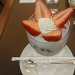ウエスト ベイカフェ ヨコハマ - 一番上の、生クリームと苺を支えているのは、グラス内に隙間なく詰め込まれた苺。苺のために飲む牛乳はおいし。