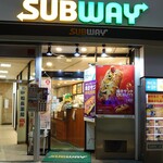 SUBWAY - 段差はないので車いすはなんとか入れるが客席は地下なので困難