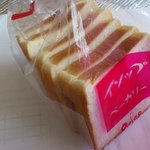 イソップベーカリー - 角食パン（２８０円）。