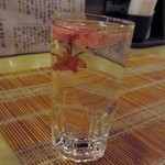 Izakaya Ba Shiba - 季節限定、桜花入り焼酎
