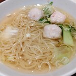 上海華龍 - 【2020.1.31(金)】本日の日替わり①(海鮮団子入りラーメン＋五目チャーハン)800円の海鮮団子入りラーメン