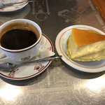 Fong Da Coffee - 料理写真:アメリカーノとチーズケーキで180元≒630円