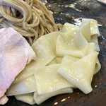 飯田商店 - 平打ちのモチモチ麺