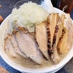 らうめん　さぶ郎 - 初訪問の連れはなんと、塩豚八枚980円(税込)を購入！[極太麺変更.玉葱と生姜有りニンニク無し]
      食べきれないといけないので、野菜は普通にしてました。