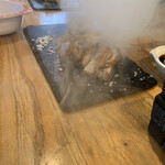 燻製沖縄料理 かびら亭 - 鶏肉のお出ましーー！