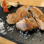 燻製沖縄料理 かびら亭 - 石垣黒鶏　もも肉のグリル　瞬間薫製