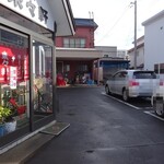 来々軒 - 玄関前