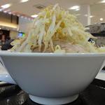 ジャンク ガレッジ - 「ラーメン（並）野菜ダブル」を横から・・