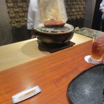 東山 吉寿 - 鴨を焼いているところ