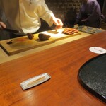 東山 吉寿 - 鴨を切っているところ