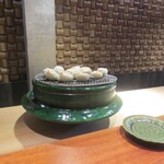 東山 吉寿 - お餅を焼いているところ