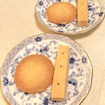 Maison romi－unie - バターガレット（左）、ショートブレット