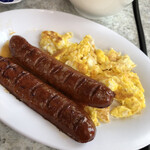 the Kracked egg - チョイスはチャモロソーセージとスクランブルドエッグ、ハードで