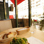 ラ・ポルタ・フェリーチェ - ランチのサラダとパンのセット。