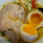 節道 - 半熟味付玉子めん（味玉断面とチャーシュー）